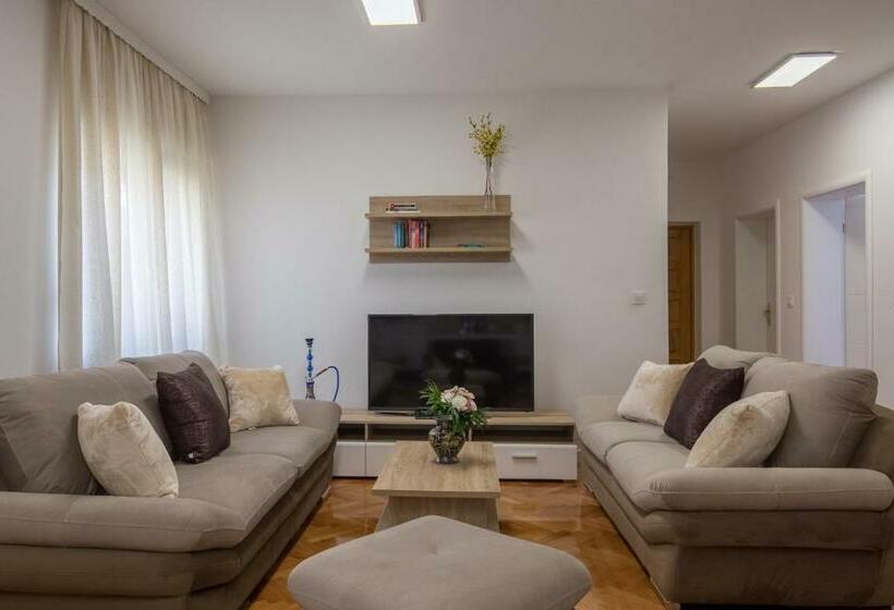 سوییت با چشم‌انداز دریا, Villa Mandalinic