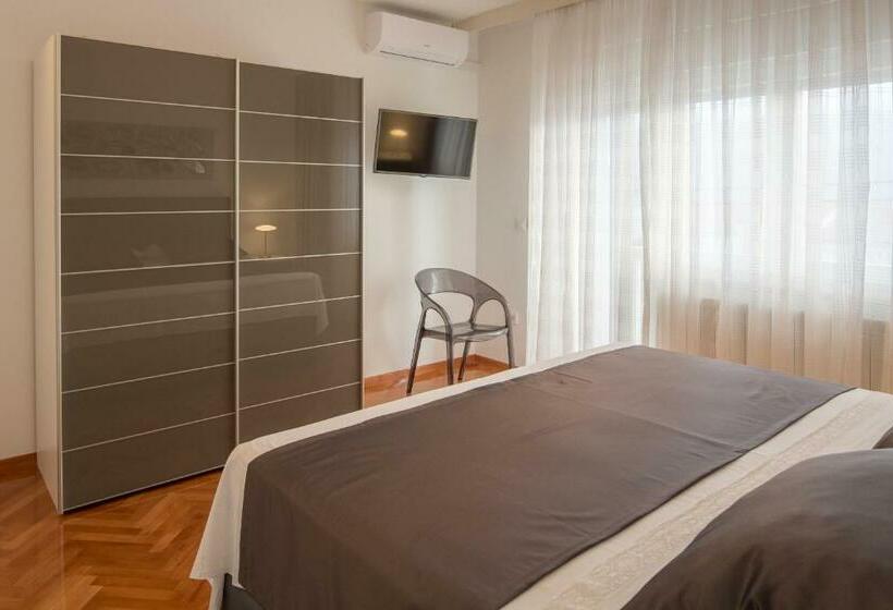 سوییت با چشم‌انداز دریا, Villa Mandalinic