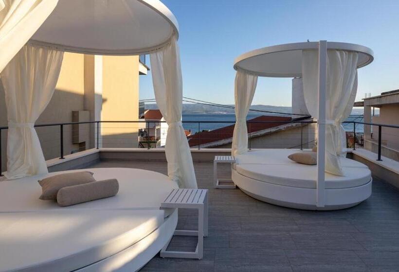 اتاق لوکس با بالکن و چشم‌انداز دریا, Villa Mandalinic