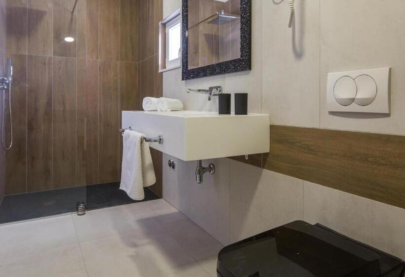 اتاق لوکس با بالکن و چشم‌انداز دریا, Villa Mandalinic