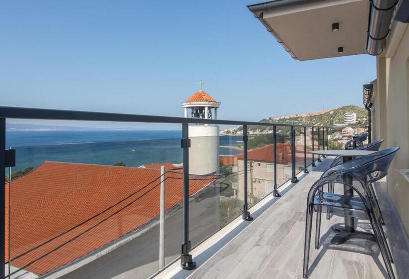 اتاق لوکس با بالکن و چشم‌انداز دریا, Villa Mandalinic