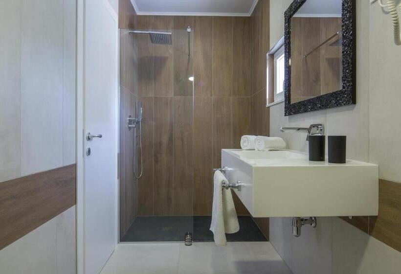 اتاق لوکس با بالکن و چشم‌انداز دریا, Villa Mandalinic