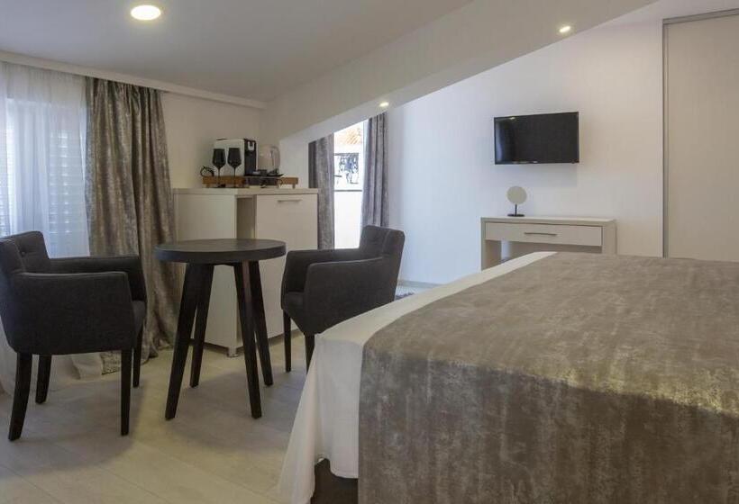 اتاق لوکس با بالکن و چشم‌انداز دریا, Villa Mandalinic