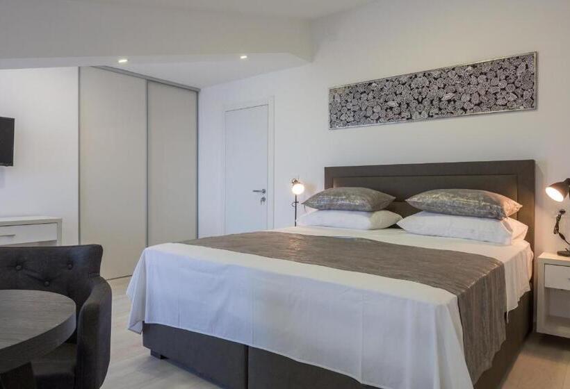 اتاق لوکس با بالکن و چشم‌انداز دریا, Villa Mandalinic