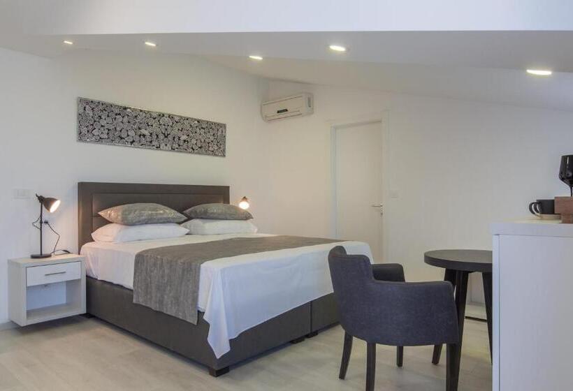 اتاق لوکس با بالکن و چشم‌انداز دریا, Villa Mandalinic