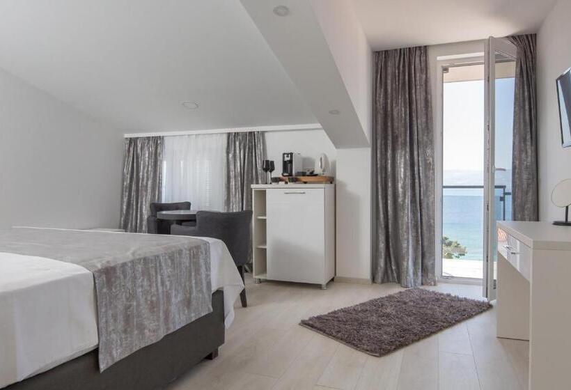 اتاق لوکس با بالکن و چشم‌انداز دریا, Villa Mandalinic
