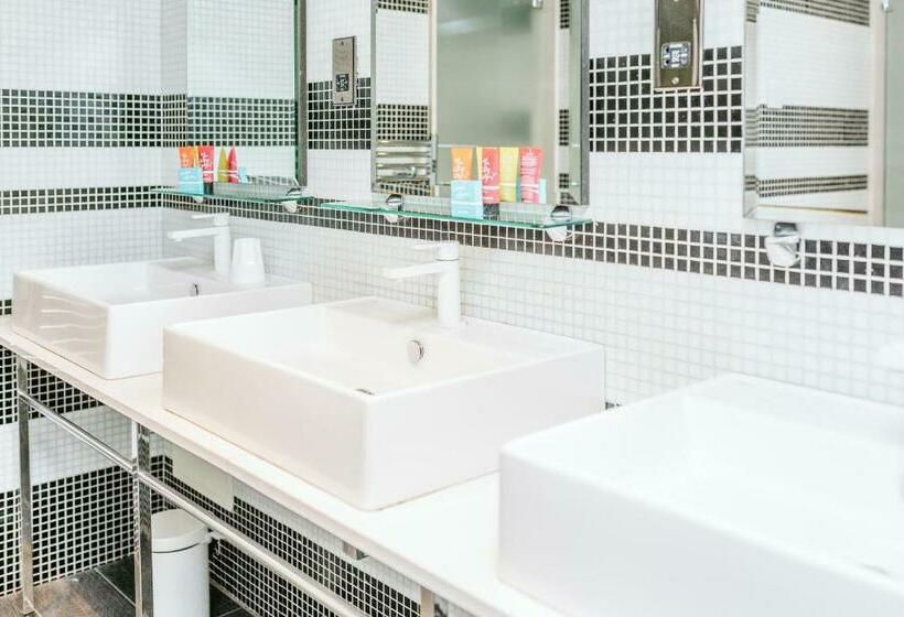 Кровать в Общей Комнате, Stay Central