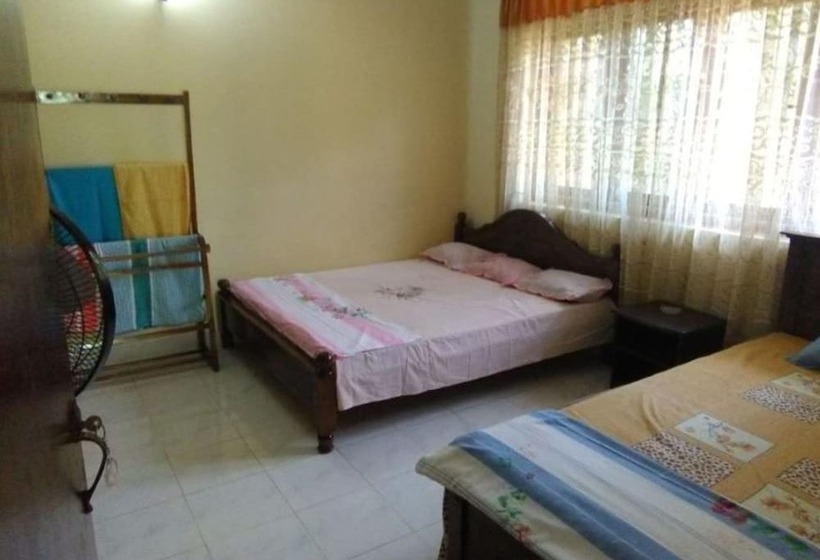 اتاق استاندارد سه تخته با سرویس بهداشتی مشترک, Rivers Edge