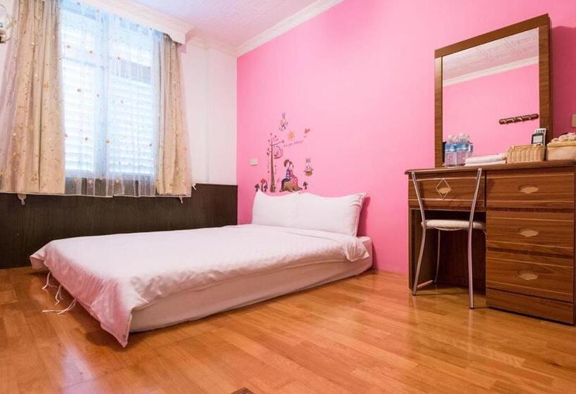 اتاق استاندارد با سرویس بهداشتی مشترک, Dog House