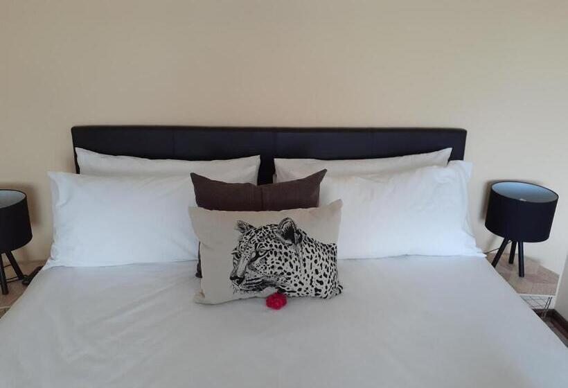 Люкс Вид на Бассейн, Bougainvilla Guest House