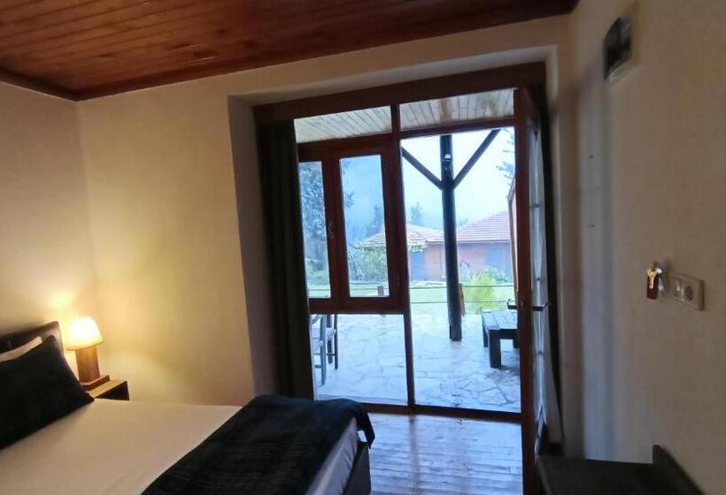 Трехместный Номер Стандарт с Балконом, Lycia Nature House