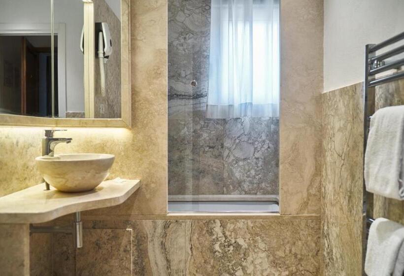 اتاق استاندارد سه نفره, Albergo Chiusarelli