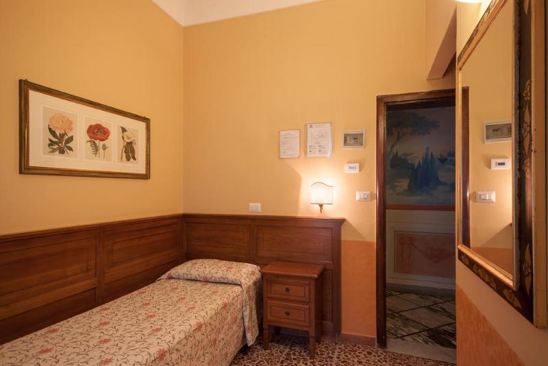 اتاق استاندارد یک نفره, Albergo Chiusarelli