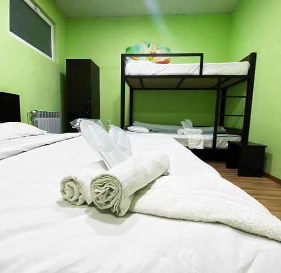 اتاق کلاسیک چهارنفره, Domino Yerevan Hostel