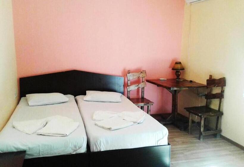 اتاق استاندارد با 2 تخت دوبل, Domino Yerevan Hostel