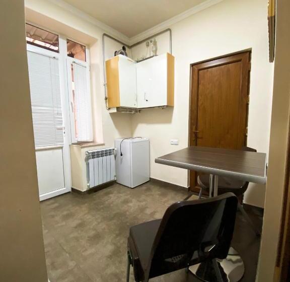 اتاق سوپریور چهار تخته, Domino Yerevan Hostel