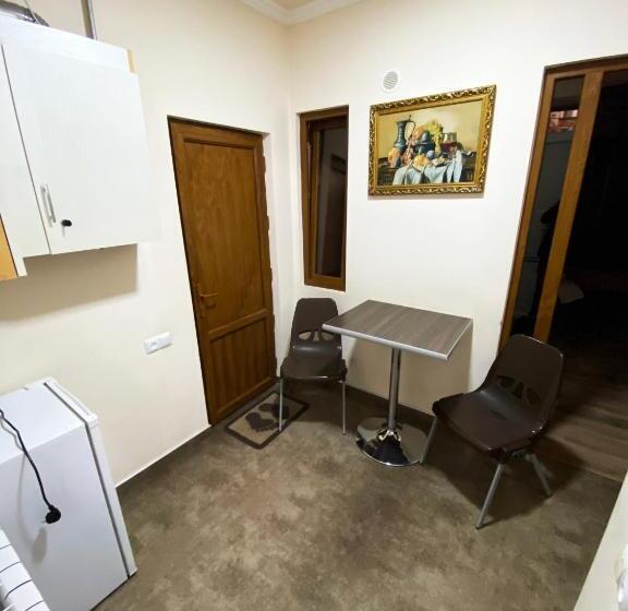 اتاق سوپریور چهار تخته, Domino Yerevan Hostel