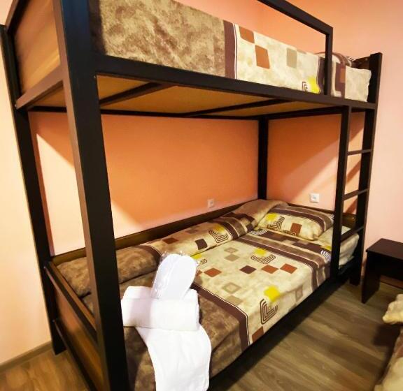 اتاق سوپریور چهار تخته, Domino Yerevan Hostel