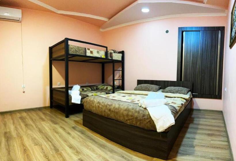 اتاق سوپریور چهار تخته, Domino Yerevan Hostel