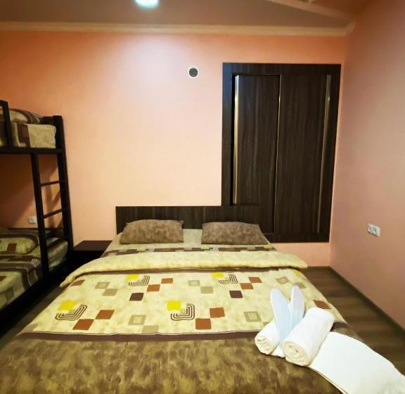 اتاق سوپریور چهار تخته, Domino Yerevan Hostel
