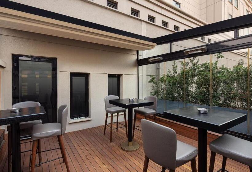 اتاق اجرایی با تخت بزرگ, Sheraton Istanbul Levent