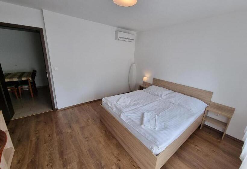 Апартаменты 2 Спальни с Балконом, ádám Apartmanház