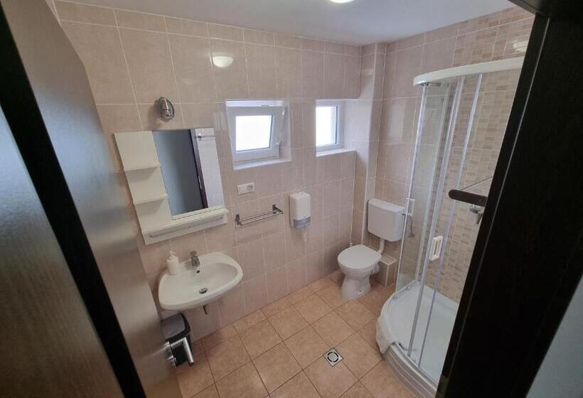 Номер Стандарт Вид на Сад, ádám Apartmanház