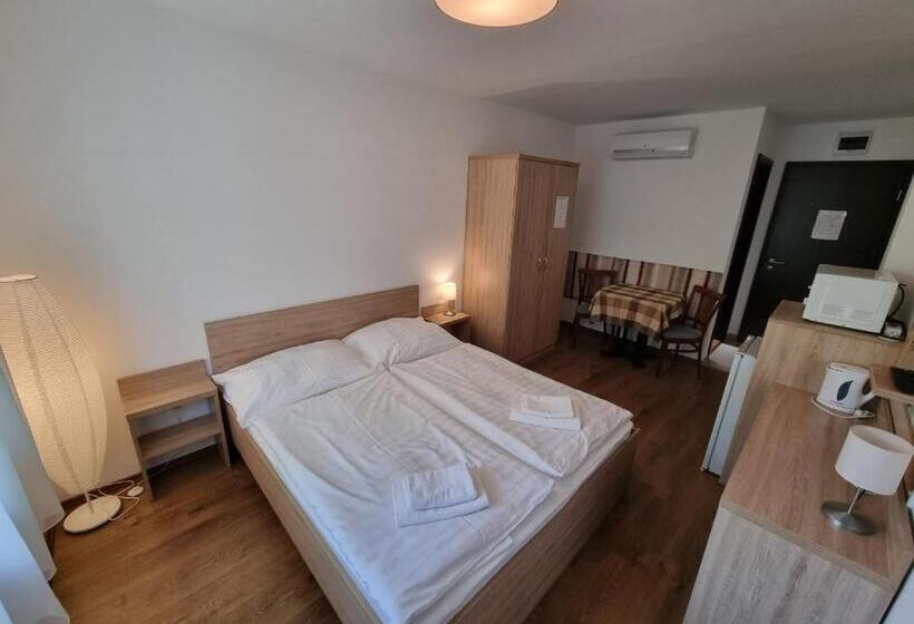 Номер Стандарт Вид на Сад, ádám Apartmanház