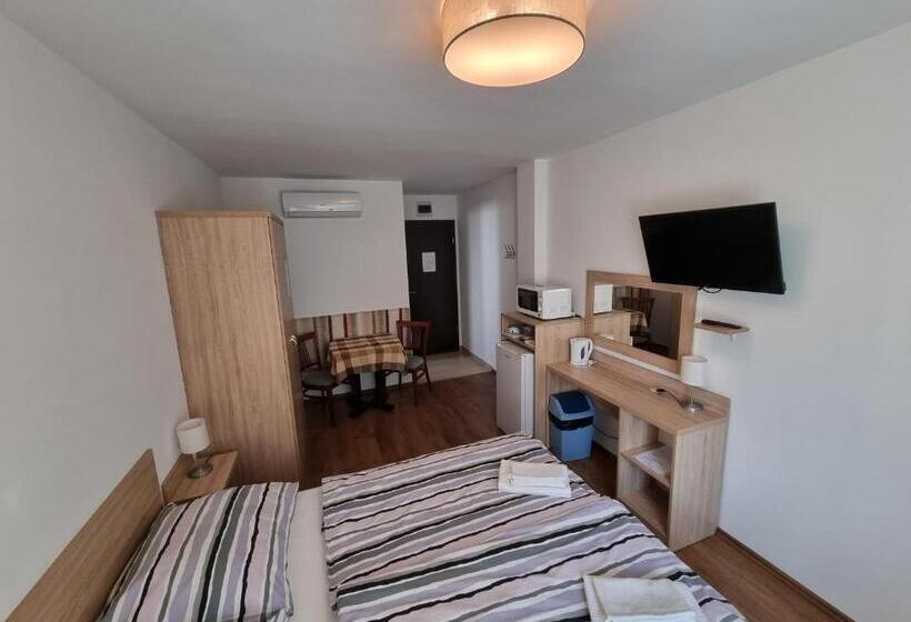 Номер Стандарт Вид на Сад, ádám Apartmanház