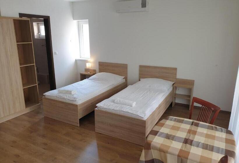 Номер Стандарт Трехместный, ádám Apartmanház
