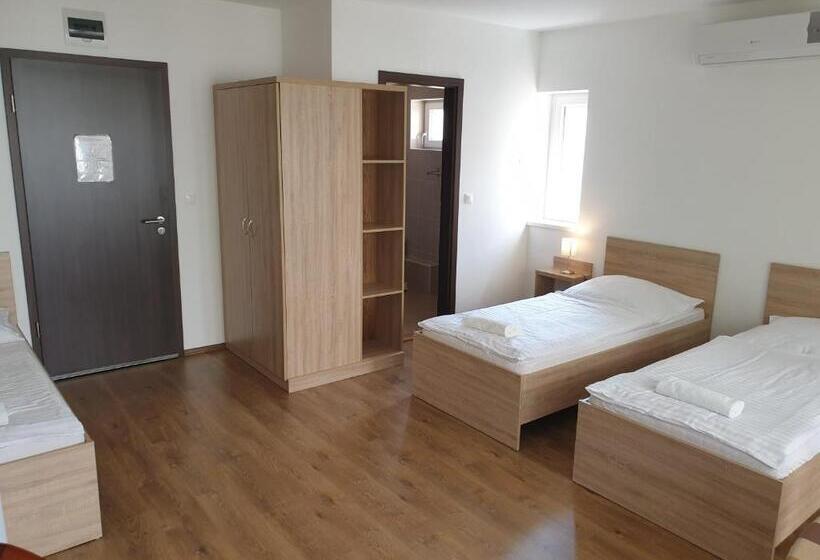 Номер Стандарт Трехместный, ádám Apartmanház