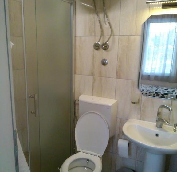 اتاق استاندارد چهارنفره با بالکن, Villa Efes Ohrid
