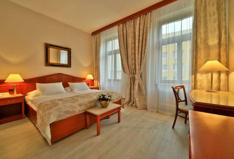 Quarto Estandar, Carlton