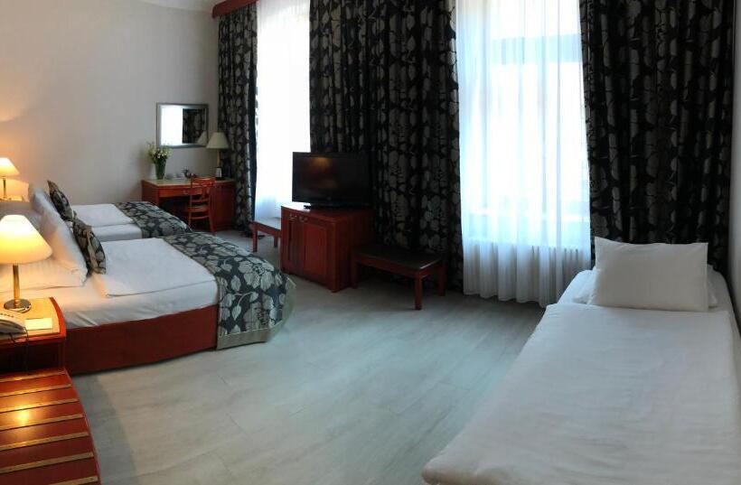 Quarto Triplo Estandar, Carlton