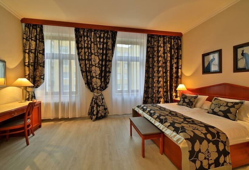 Quarto Estandar, Carlton