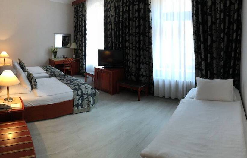 Quarto Triplo Estandar, Carlton
