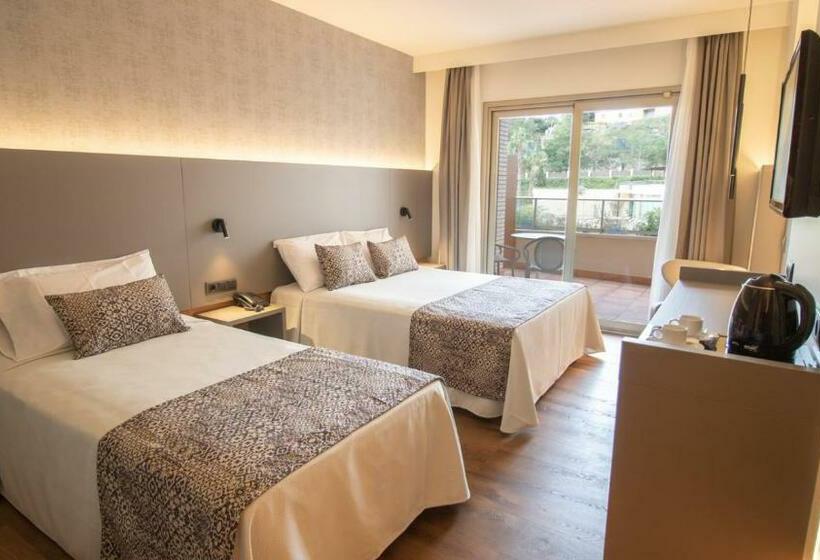 Трехместный Номер Стандарт Вид на Бассейн, Golden Bahia De Tossa & Spa 4 Sup