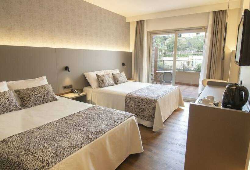 Стандартный четырехместный номер с видом на бассейн, Golden Bahia De Tossa & Spa 4 Sup