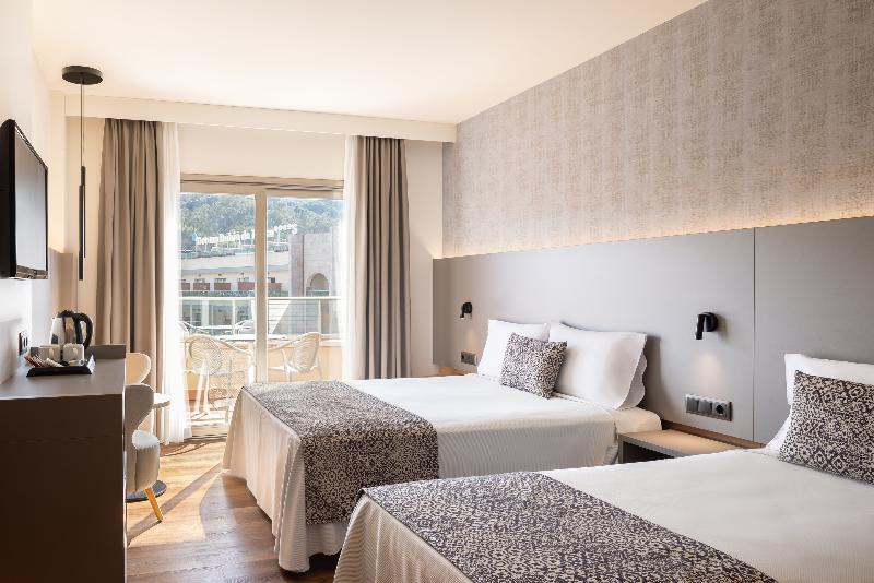 Номер Стандарт Вид на Бассейн, Golden Bahia De Tossa & Spa 4 Sup