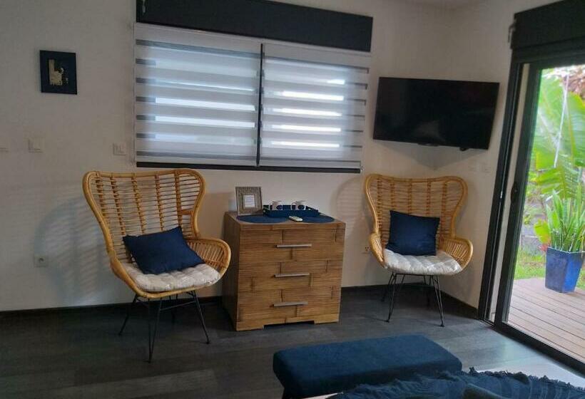 سوییت با چشم‌انداز استخر, Suite Indigo Jacuzzi Prive Piscine Vue Mer Acces Cuisine Laverie