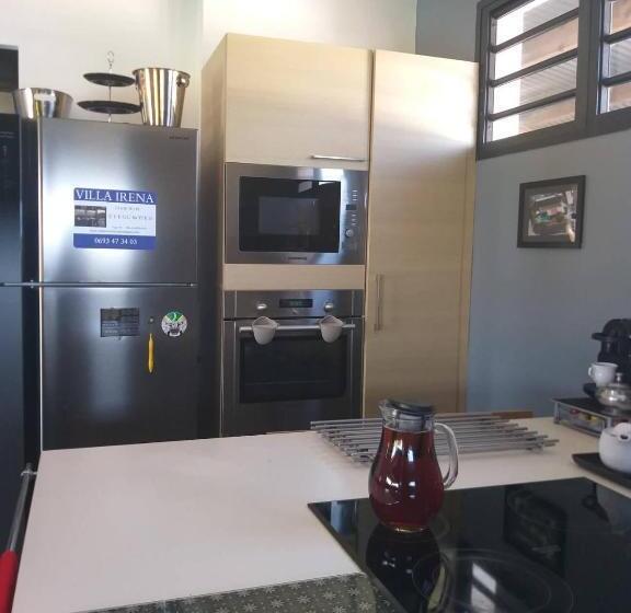 سوییت با چشم‌انداز استخر, Suite Indigo Jacuzzi Prive Piscine Vue Mer Acces Cuisine Laverie