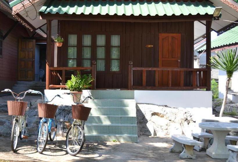 اتاق استاندارد چهار تخته, Benjaporn Bungalow