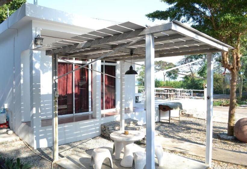 חדר סטנדרט לארבעה, Benjaporn Bungalow