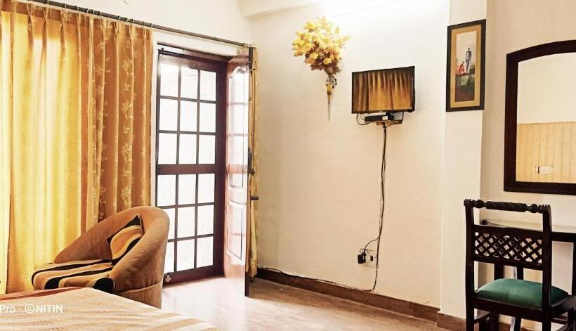 Номер Deluxe с Балконом, Jaishnavi Homestay  Mukteshwar