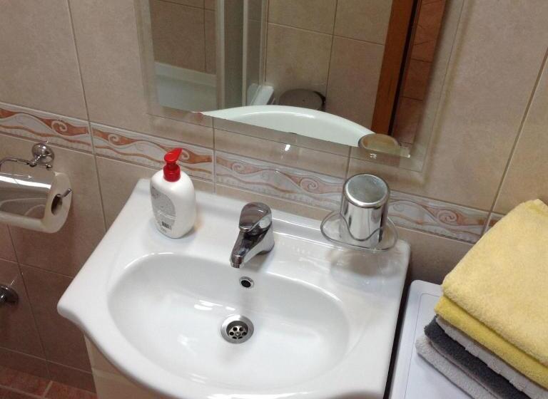 استودیوی استاندارد, Apartman Mona