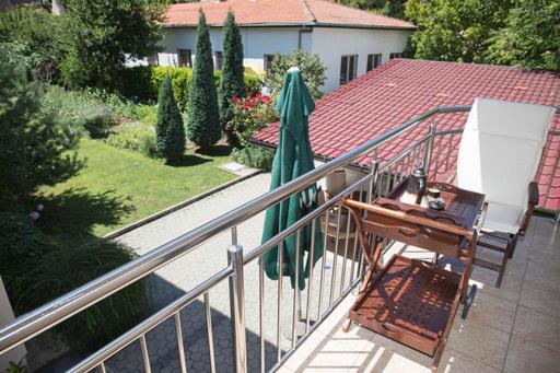 استودیوی استاندارد, Apartman Mona
