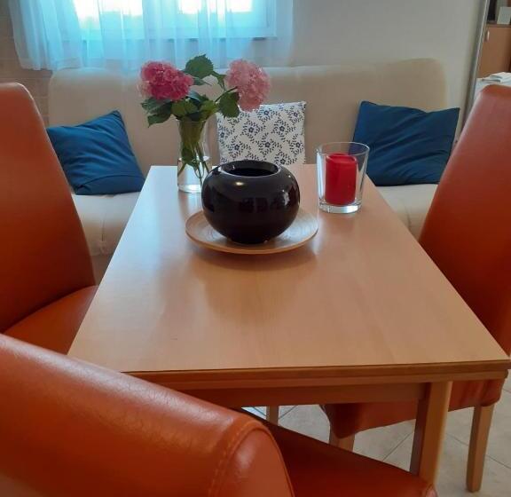 استودیوی استاندارد, Apartman Mona