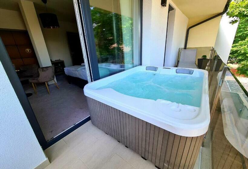 سوئیت با وان آب گرم, Baobab Suites