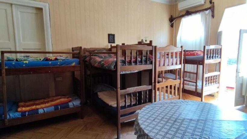 تختخواب در اتاق مشترک, Guest House Irina Tbilisi