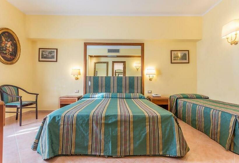 Номер Стандарт Трехместный, Raeli Hotel Noto